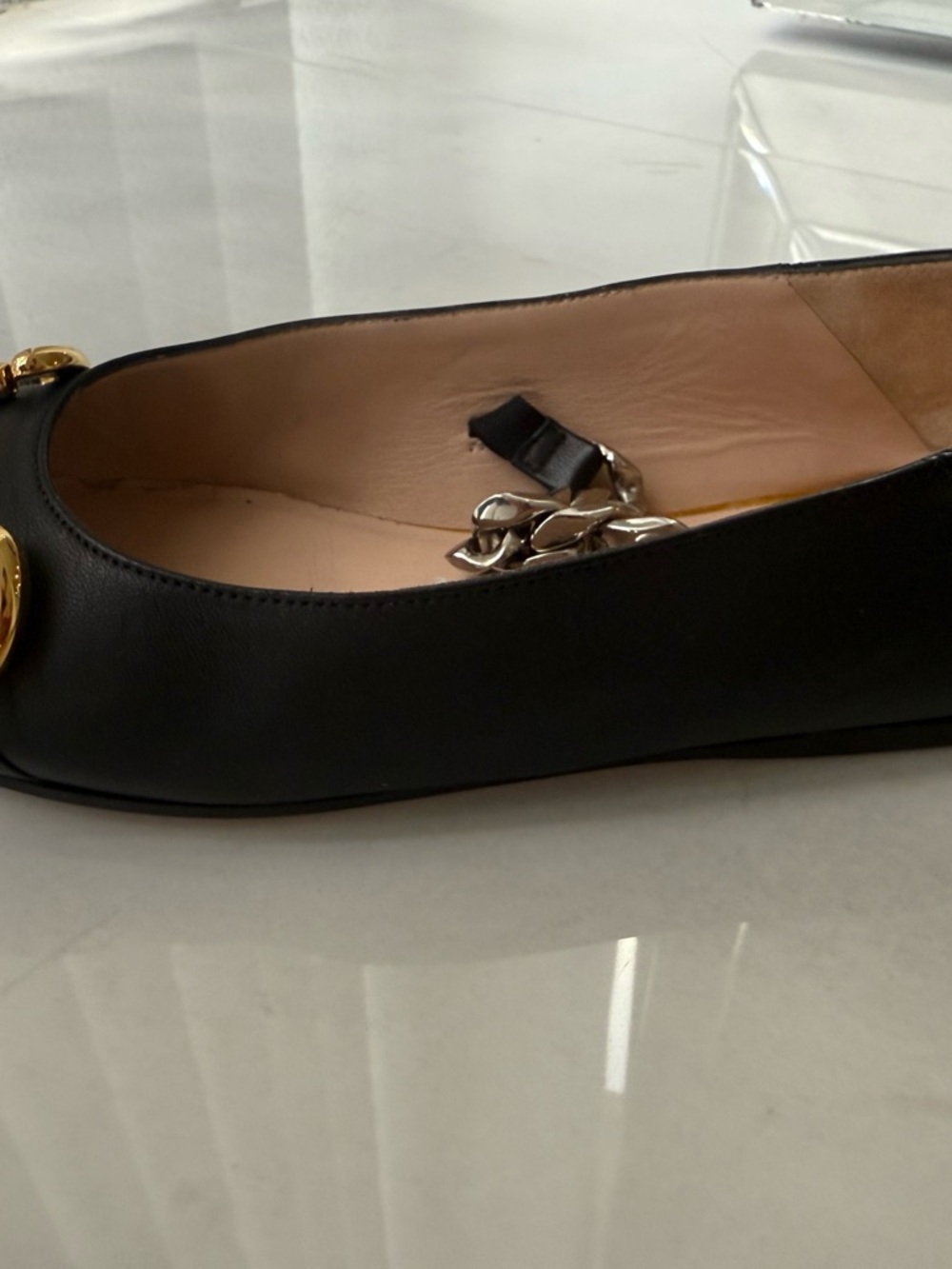 Gucci Black Leather Pointed-Toe Flats with Gold Horsebit and Chain Link Avcent - Picture 2 of 4